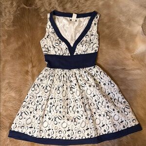 Elegant Sleeveless Dress with Navy Trim